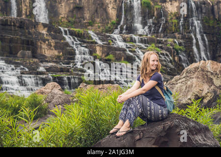 Junge Frau, Wanderer, Touristen auf dem Hintergrund der erstaunliche Pongour Wasserfall ist berühmt und schönsten Herbst in Vietnam. Nicht weit von Dalat Stadt est Stockfoto