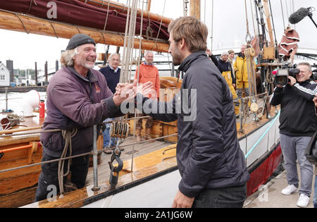 Hamburg, Deutschland. 27 Sep, 2019. Der Polarforscher Arved Fuchs (l) wird von Skipper Boris Herrmann, der das Klima Aktivistin Greta Thunberg über den Atlantik gebracht begrüßt, nach seiner Expedition "Ocean" im Hafen. Zusammen mit einem Team von Wissenschaftlern, Fuchs hat Veränderungen in der Arktis auf seinem Segelschiff "Dagmar Aaen" an der Ostküste von Grönland in den letzten Monaten untersucht. Credit: Magdalena Tröndle/dpa/Alamy leben Nachrichten Stockfoto