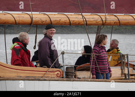 Hamburg, Deutschland. 27 Sep, 2019. Das Segelschiff "Dagmar Aaen" mit der Polarforscher Arved Fuchs (2. von links) und seine Crew ist Segeln auf der Elbe nach der Rückkehr von der Expedition "Ocean". Zusammen mit einem Team von Wissenschaftlern, Fuchs hat Veränderungen in der Arktis auf seinem Segelschiff "Dagmar Aaen" an der Ostküste von Grönland in den letzten Monaten untersucht. Credit: Magdalena Tröndle/dpa/Alamy leben Nachrichten Stockfoto