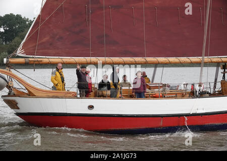 Hamburg, Deutschland. 27 Sep, 2019. Das Segelschiff "Dagmar Aaen" mit der Polarforscher Arved Fuchs (2. von links) und seine Crew ist Segeln auf der Elbe nach der Rückkehr von der Expedition "Ocean". Zusammen mit einem Team von Wissenschaftlern, Fuchs hat Veränderungen in der Arktis auf seinem Segelschiff "Dagmar Aaen" an der Ostküste von Grönland in den letzten Monaten untersucht. Credit: Magdalena Tröndle/dpa/Alamy leben Nachrichten Stockfoto