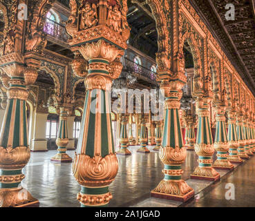 MYSURU (MYSORE), Karnataka/Indien - Februar 11 2018: Mysore Palast. Innerhalb und unter den Bögen und prunkvollen Hallen der königlichen Gebäude. Stockfoto