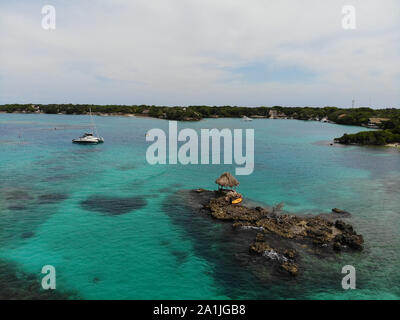 Paradies auf einer Insel mit Blick auf das türkisfarbene Wasser Stockfoto
