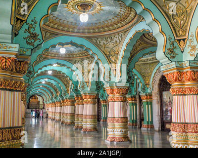 MYSURU (MYSORE), Karnataka/Indien - Februar 11 2018: Mysore Palast. Innerhalb und unter den Bögen und prunkvollen Hallen der königlichen Gebäude. Stockfoto