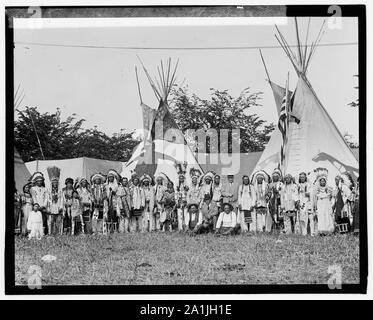 Native American Gruppe vor Tipis], 5/29/23. Stockfoto