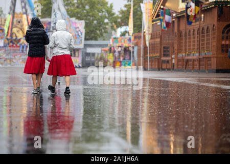 Stuttgart, Deutschland. 27 Sep, 2019. Zwei Kellnerinnen überqueren Sie den Platz zu Beginn des 174. Cannstatter Volksfest. Die "Wasen" ist das zweitgrößte Volksfest in Deutschland nach dem Oktoberfest in München und dauert vom 27. September bis 13. Oktober. Credit: Sebastian Gollnow/dpa/Alamy leben Nachrichten Stockfoto