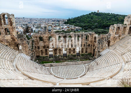 Übersicht über das Amphitheater genannt Odeon des Herodes Atticus (Herodeion oder Herodion) in der Akropolis von Athen, Griechenland Stockfoto