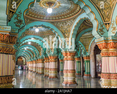 MYSURU (MYSORE), Karnataka/Indien - Februar 11 2018: Mysore Palast. Innerhalb und unter den Bögen und prunkvollen Hallen der königlichen Gebäude. Stockfoto