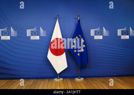 Brüssel, Belgien. 27. September 2019. Europäische und japanische Flagge stand auf der EU-Hauptquartier. Credit: ALEXANDROS MICHAILIDIS/Alamy leben Nachrichten Stockfoto