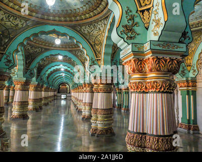 MYSURU (MYSORE), Karnataka/Indien - Februar 11 2018: Mysore Palast. Innerhalb und unter den Bögen und prunkvollen Hallen der königlichen Gebäude. Stockfoto