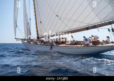 Die Besatzungsmitglieder an Bord auf Moonbeam IV Classic Sail yacht, während Regata in den Golf von Imperia, Italien Stockfoto