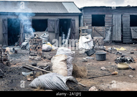 Ambatolampy, Madagaskar - November 21, 2018: Blick auf eine Aluminium-Gießerei in Ambatolampy, Madagaskar Stockfoto