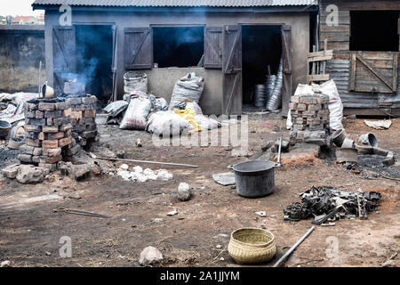 Ambatolampy, Madagaskar - November 21, 2018: Blick auf eine Aluminium-Gießerei in Ambatolampy, Madagaskar Stockfoto