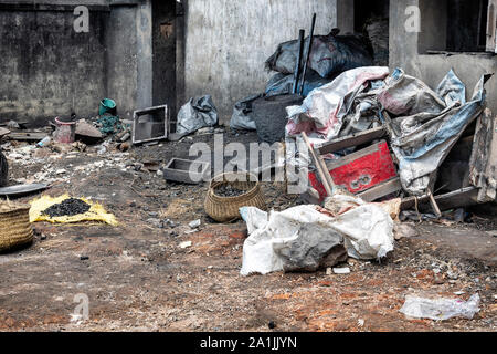 Ambatolampy, Madagaskar - November 21, 2018: Blick auf eine Aluminium-Gießerei in Ambatolampy, Madagaskar Stockfoto