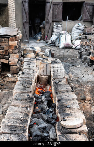 Ambatolampy, Madagaskar - November 21, 2018: Blick auf eine Aluminium-Gießerei in Ambatolampy, Madagaskar Stockfoto