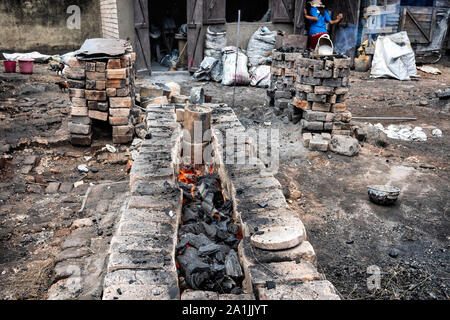 Ambatolampy, Madagaskar - November 21, 2018: Blick auf eine Aluminium-Gießerei in Ambatolampy, Madagaskar Stockfoto