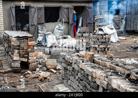 Ambatolampy, Madagaskar - November 21, 2018: Blick auf eine Aluminium-Gießerei in Ambatolampy, Madagaskar Stockfoto