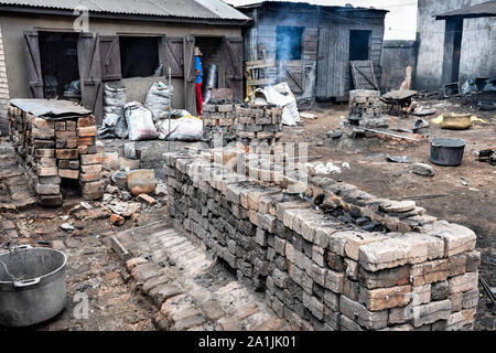 Ambatolampy, Madagaskar - November 21, 2018: Blick auf eine Aluminium-Gießerei in Ambatolampy, Madagaskar Stockfoto