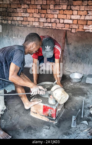 Ambatolampy, Madagaskar - November 21, 2018: Blick auf eine Aluminium-Gießerei in Ambatolampy, Madagaskar Stockfoto