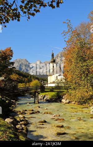 Pfarrkirche St. Sebastian im Herbst mit der ramsauer Ache, Pferd - rideralpe auf der Rückseite, Ramsau, Berchtesgaden, Berchtesgadener Land, Oberbayern Stockfoto