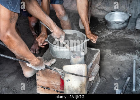 Ambatolampy, Madagaskar - November 21, 2018: Blick auf eine Aluminium-Gießerei in Ambatolampy, Madagaskar Stockfoto