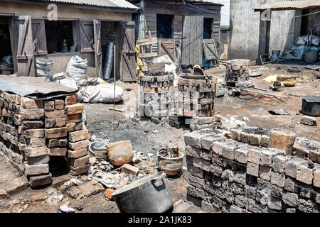 Ambatolampy, Madagaskar - November 21, 2018: Blick auf eine Aluminium-Gießerei in Ambatolampy, Madagaskar Stockfoto