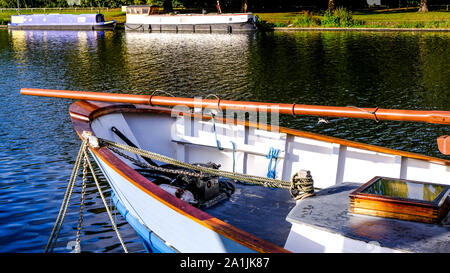 Nahaufnahme der Bug eines Holz- Boot festgemacht oder Gefesselt am Ufer der Themse in Kingston, London Stockfoto