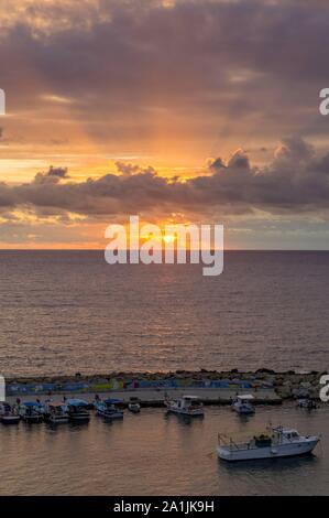 Kleiner Hafen bei Sonnenuntergang, Agios Georgios, Paphos, Zypern Stockfoto