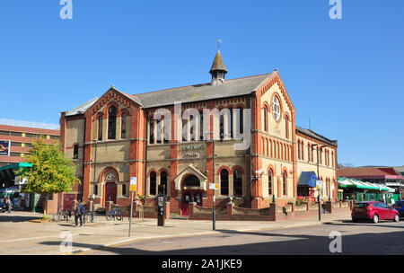 Reich verzierten alten Gebäude der "Central Park" an der Ecke der Stadt Straßen- und Viehmarkt Straße, Peterborough, Cambridgeshire, England, Großbritannien Stockfoto