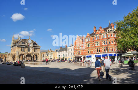 Guildhall und Menschen in Cathedral Square, Peterborough, Cambridgeshire, England, Großbritannien Stockfoto