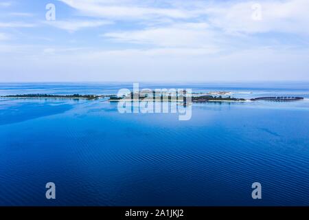 Luftaufnahme, Lagune der Malediven Insel Olhuveli mit Wasser Bungalows, Süd-Male-Atoll, Malediven Stockfoto