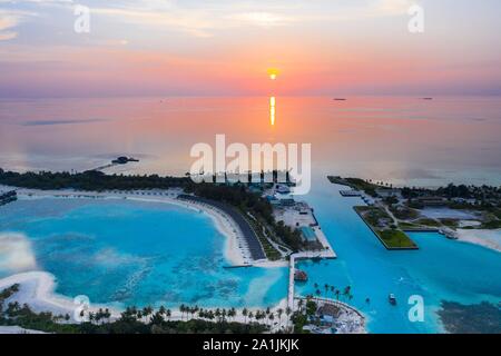 Luftaufnahme, Lagune der Malediven Insel Olhuveli mit Wasser Bungalows, Süd-Male-Atoll, Malediven Stockfoto