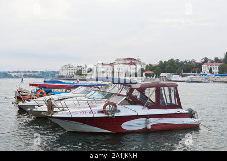 Sewastopol, Krim, Russland - Juli 24, 2019: Yacht parken am Liegeplatz 156 in der Artillerie Bucht der Stadt Sewastopol, Krim Stockfoto