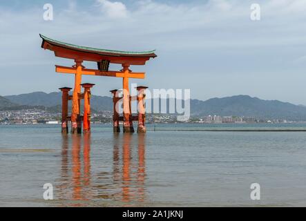 Itsukushima schwimmende Torii Tor im Wasser, Isukushima Schrein, der Insel Miyajima, die Bucht von Hiroshima, Japan Stockfoto