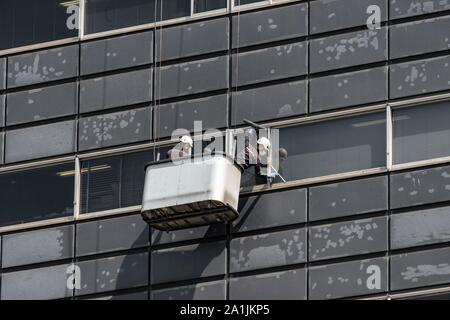 Zwei Fensterputzer in ein Hochhaus, Hiroshima, Japan Stockfoto