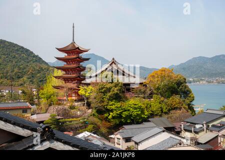 Toyokuni Schrein und Senjokaku Pavillon, 5-stöckige Pagode, der Insel Miyajima, die Bucht von Hiroshima, Japan Stockfoto