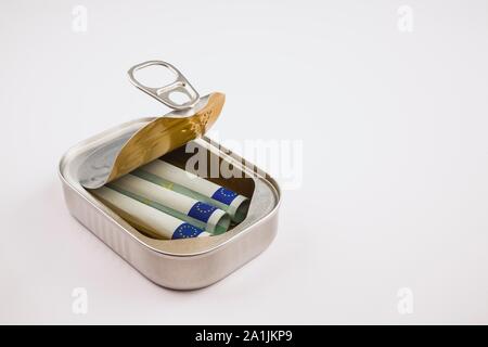 Drei rolled-up 100 Euro Banknoten in einem Aluminiumgehäuse in Silber kann auf weißem Hintergrund, Deutschland Stockfoto