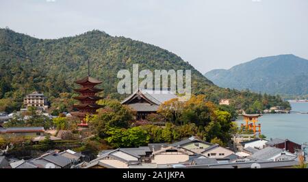 Toyokuni Schrein und Senjokaku Pavillon, 5-stöckige Pagode, der Insel Miyajima, die Bucht von Hiroshima, Japan Stockfoto