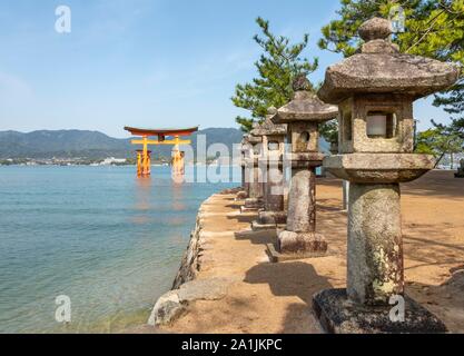 Itsukushima schwimmende Torii Tor im Wasser, Isukushima Schrein, der Insel Miyajima, die Bucht von Hiroshima, Japan