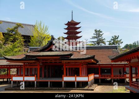 Itsukushima Schrein und Toyokuni Schrein, fünfstöckige Pagode, der Insel Miyajima, die Bucht von Hiroshima, Japan Stockfoto