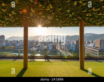 Panoramadach, Dachterrasse des Hiroshima Orizuru Tower mit Blick auf die Stadt, Hiroshima, Japan Stockfoto