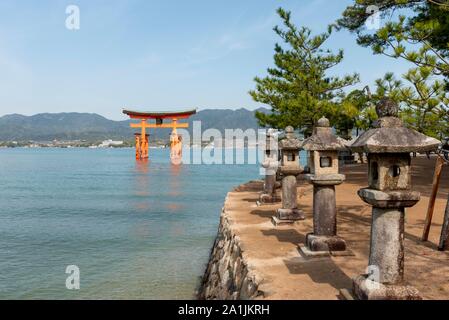 Itsukushima schwimmende Torii Tor im Wasser, Isukushima Schrein, der Insel Miyajima, die Bucht von Hiroshima, Japan Stockfoto