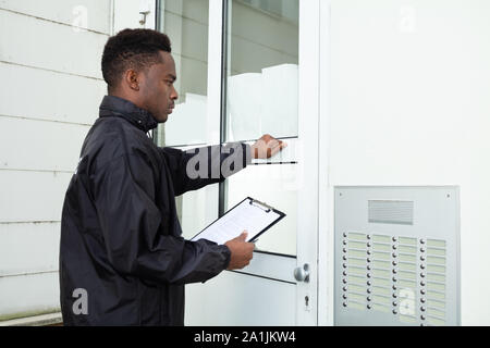 Mann, der vor dem Haus Klopfen die Tür Stockfoto