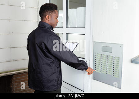Mann, der vor dem Haus Klopfen die Tür Stockfoto