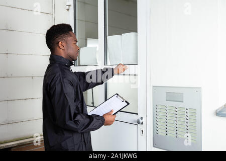 Mann, der vor dem Haus Klopfen die Tür Stockfoto
