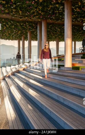 Junge Frau zu Fuß Treppen, Panoramadach, Dachterrasse von Hiroshima Orizuru Turm, Hiroshima, Japan Stockfoto