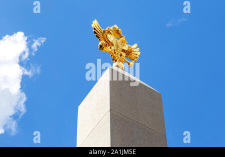 Russische Wappen Doppeladler vor blauem Himmel Stockfoto