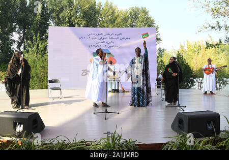 (190927)-BEIJING, Sept. 27, 2019 (Xinhua) - Künstler während der 'Mauritania Tag" Veranstaltung der Peking Internationale Gartenbauausstellung in Peking, der Hauptstadt von China, Sept. 27, 2019. Die Expo hielt seine 'Mauritania Tag" Veranstaltung am Freitag. (Xinhua/Ren Chao) Stockfoto