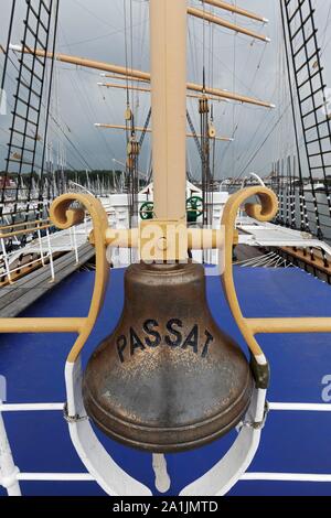 Die Schiffsglocke des 4-Mast Bark Passat, Segelschiff von 1911, Priwall, Lubeck-Travemunde, Lübecker Bucht, Ostsee, Schleswig-Holstein, Deutschland Stockfoto