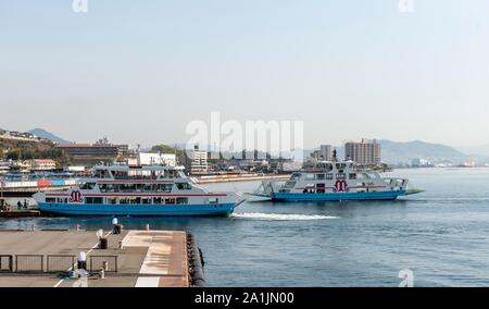 JR Miyajimaguchi Pier, die Fähre zur Insel Miyajima, Hiroshima, Japan Stockfoto