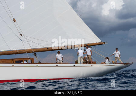 Die Besatzungsmitglieder an Bord auf Moonbeam IV Classic Sail yacht, während Regata in den Golf von Imperia, Italien Stockfoto